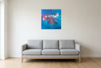 Tableau Abstrait Bleu 10 “Ébullition”, peinture originale à l'huile par Régine Gardan, 60 × 60 cm, tableau bleu accroché dans un salon