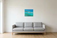 Tableau Abstrait Bleu 100 “Nage Douce”, peinture originale à l'huile par Régine Gardan, 46 × 38 cm, tableau bleu accroché dans un salon