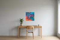 Tableau Abstrait Bleu 106 “Corail”, peinture originale à l'huile par Régine Gardan, 50 × 50 cm, tableau bleu accroché dans un bureau