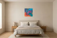 Tableau Abstrait Bleu 106 “Corail”, peinture originale à l'huile par Régine Gardan, 50 × 50 cm, tableau bleu accroché dans une chambre