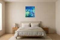 Tableau Abstrait Bleu 130 “Toundra”, peinture originale à l'huile par Régine Gardan, 55 × 65 cm, tableau bleu accroché dans une chambre