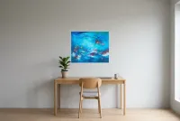 Tableau Abstrait Bleu 138 “Reflet”, peinture originale à l'huile par Régine Gardan, 73 × 60 cm, tableau bleu accroché dans un bureau