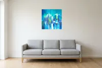 Tableau Abstrait Bleu 163 ” Ère glaciaire”, peinture originale à l'huile par Régine Gardan, 60 × 60 cm, tableau bleu accroché dans un salon