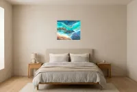 Tableau Abstrait Bleu 180 “Courant Marin”, peinture originale à l'huile par Régine Gardan, 60 × 50 cm, tableau bleu accroché dans une chambre