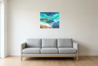 Tableau Abstrait Bleu 180 “Courant Marin”, peinture originale à l'huile par Régine Gardan, 60 × 50 cm, tableau bleu accroché dans un salon