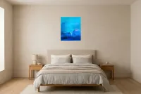 Tableau Abstrait Bleu 184 “Abysse”, peinture originale à l'huile par Régine Gardan, 50 × 60 cm, tableau bleu accroché dans une chambre