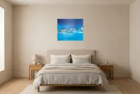 Tableau Abstrait Bleu 186 “Mer Alpine”, peinture originale à l'huile par Régine Gardan, 65 × 55 cm, tableau bleu accroché dans une chambre