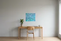 Tableau Abstrait Bleu 201 “Nénuphars”, peinture originale à l'huile par Régine Gardan, 55 × 46 cm, tableau bleu accroché dans un bureau