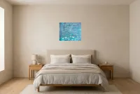 Tableau Abstrait Bleu 201 “Nénuphars”, peinture originale à l'huile par Régine Gardan, 55 × 46 cm, tableau bleu accroché dans une chambre