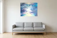 Tableau Abstrait Bleu 202 “Renaissance”, peinture originale à l'huile par Régine Gardan, 91 × 73 cm, tableau bleu accroché dans un salon