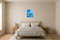 Tableau Abstrait Bleu 205 “Gardien”, peinture originale à l'huile par Régine Gardan, 38 × 46 cm, tableau bleu accroché dans une chambre