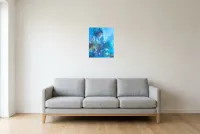 Tableau Abstrait Bleu 205 “Gardien”, peinture originale à l'huile par Régine Gardan, 38 × 46 cm, tableau bleu accroché dans un salon