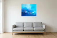 Tableau Abstrait Bleu 215 “Stratosphère”, peinture originale à l'huile par Régine Gardan, 80 × 65 cm, tableau bleu accroché dans un salon