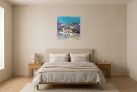 Tableau Abstrait Bleu 24 “Papillon De Nuit”, peinture originale à l'huile par Régine Gardan, 60 × 60 cm, tableau bleu accroché dans une chambre