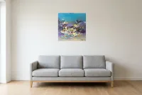 Tableau Abstrait Bleu 24 “Papillon De Nuit”, peinture originale à l'huile par Régine Gardan, 60 × 60 cm, tableau bleu accroché dans un salon