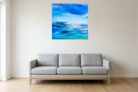 Tableau Abstrait Bleu 241 “Éclairci”, peinture originale à l'huile par Régine Gardan, 80 × 80 cm, tableau bleu accroché dans un salon