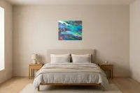 Tableau Abstrait Bleu 59 “Lac Paisible”, peinture originale à l'huile par Régine Gardan, 60 × 50 cm, tableau bleu accroché dans une chambre
