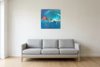 Tableau Abstrait Bleu 60 “Torrent De Mystères”, peinture originale à l'huile par Régine Gardan, 60 × 60 cm, tableau bleu accroché dans un salon