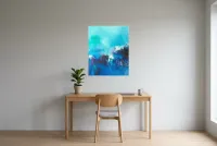 Tableau Abstrait Bleu 76 “Baie Des Anges”, peinture originale à l'huile par Régine Gardan, 65 × 80 cm, tableau bleu accroché dans un bureau
