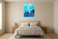 Tableau Abstrait Bleu 76 “Baie Des Anges”, peinture originale à l'huile par Régine Gardan, 65 × 80 cm, tableau bleu accroché dans une chambre
