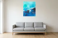 Tableau Abstrait Bleu 76 “Baie Des Anges”, peinture originale à l'huile par Régine Gardan, 65 × 80 cm, tableau bleu accroché dans un salon