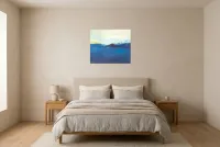 Tableau Abstrait Bleu 78 “Vague Douce”, peinture originale à l'huile par Régine Gardan, 65 × 55 cm, tableau bleu accroché dans une chambre