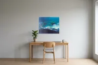 Tableau Abstrait Bleu “Île Volante” 92, peinture originale à l'huile par Régine Gardan, 73 × 60 cm, tableau bleu accroché dans un bureau