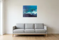 Tableau Abstrait Bleu “Île Volante” 92, peinture originale à l'huile par Régine Gardan, 73 × 60 cm, tableau bleu accroché dans un salon