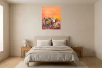 Tableau Abstrait Rouge 44 “Uluru”, peinture originale à l'huile par Régine Gardan, 65 × 80 cm, tableau rouge accroché dans une chambre