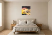 Tableau Abstrait Jaune 13 “El Dorado”, peinture originale à l'huile par Régine Gardan, 60 × 60 cm, tableau jaune accroché dans une chambre