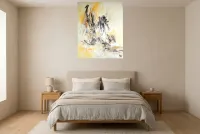 Tableau Abstrait Jaune 197 “Incarnation”, peinture originale à l'huile par Régine Gardan, 80 × 100 cm, tableau jaune accroché dans une chambre