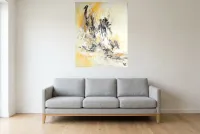 Tableau Abstrait Jaune 197 “Incarnation”, peinture originale à l'huile par Régine Gardan, 80 × 100 cm, tableau jaune accroché dans un salon