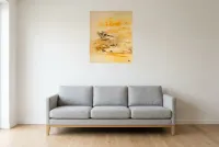Tableau Abstrait Jaune 234 “Coucher De Soleil”, peinture originale à l'huile par Régine Gardan, 60 × 73 cm, tableau jaune accroché dans un salon