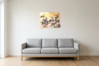 Tableau Abstrait Jaune 34 “Obsidienne”, peinture originale à l'huile par Régine Gardan, 65 × 50 cm, tableau jaune accroché dans un salon