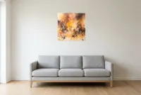 Abstract Schilderij Geel 35 “Feu De Camp”, origineel schilderij in olieverf door Régine Gardan, 60 × 60 cm, geel schilderij opgehangen in een woonkamer