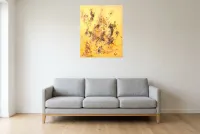 Tableau Abstrait Jaune 38 “Savane”, peinture originale à l'huile par Régine Gardan, 65 × 80 cm, tableau jaune accroché dans un salon