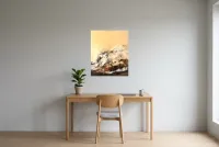 Tableau Abstrait Jaune 50 “Forêt Noire”, peinture originale à l'huile par Régine Gardan, 60 × 73 cm, tableau jaune accroché dans un bureau