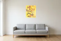 Tableau Abstrait Jaune 9 “Masque Africain”, peinture originale à l'huile par Régine Gardan, 50 × 61 cm, tableau jaune accroché dans un salon