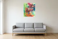 Tableau Abstrait Multicolore 165 “Illusion”, peinture originale à l'huile par Régine Gardan, 60 × 73 cm, tableau multicolore accroché dans un salon