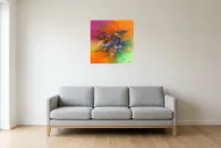 Tableau Abstrait Multicolore 224 “Écosystème”, peinture originale à l'huile par Régine Gardan, 60 × 60 cm, tableau multicolore accroché dans un salon