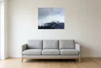 Tableau Abstrait Noir 137 “Himalaya”, peinture originale à l'huile par Régine Gardan, 80 × 65 cm, tableau noir accroché dans un salon