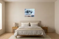 Tableau Abstrait Noir 141 “Antarctique”, peinture originale à l'huile par Régine Gardan, 60 × 50 cm, tableau noir accroché dans une chambre