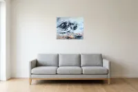 Tableau Abstrait Noir 141 “Antarctique”, peinture originale à l'huile par Régine Gardan, 60 × 50 cm, tableau noir accroché dans un salon