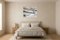 Tableau Abstrait Noir 148 “Désert Rocheux”, peinture originale à l'huile par Régine Gardan, 80 × 65 cm, tableau noir accroché dans une chambre
