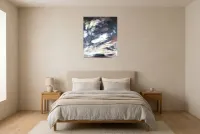 Tableau Abstrait Noir 167 “Mer De Glace”, peinture originale à l'huile par Régine Gardan, 60 × 73 cm, tableau noir accroché dans une chambre