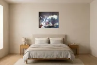 Tableau Abstrait Noir 169 “Univers Carbone”, peinture originale à l'huile par Régine Gardan, 73 × 60 cm, tableau noir accroché dans une chambre
