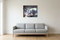 Tableau Abstrait Noir 169 “Univers Carbone”, peinture originale à l'huile par Régine Gardan, 73 × 60 cm, tableau noir accroché dans un salon