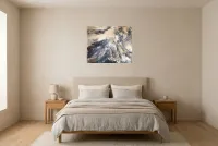 Tableau Abstrait Noir 172 “Plumes”, peinture originale à l'huile par Régine Gardan, 73 × 60 cm, tableau noir accroché dans une chambre
