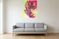 Tableau Abstrait Rose 127 “Éclosion”, peinture originale à l'huile par Régine Gardan, 73 × 91 cm, tableau rose accroché dans un salon