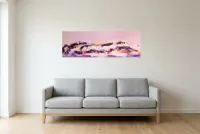 Tableau Abstrait Rose 238 “Tendresse”, peinture originale à l'huile par Régine Gardan, 120 × 40 cm, tableau rose accroché dans un salon